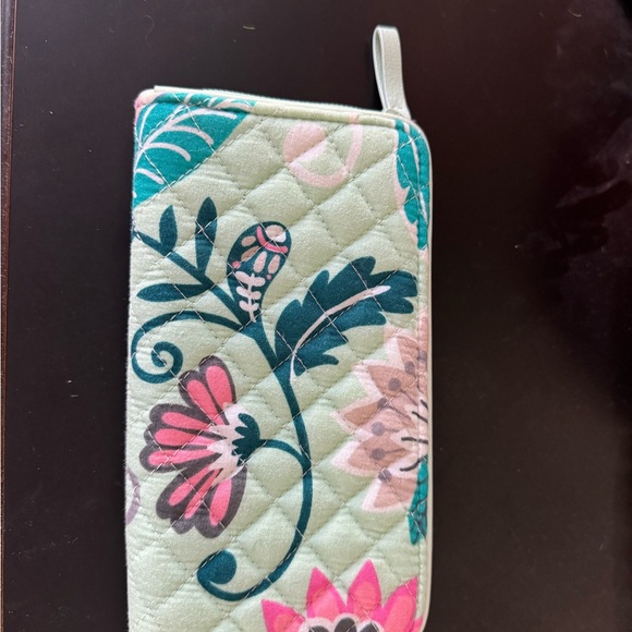 Vera Bradley NWOT Quilted accordion wallet in Mint Flowers - Picture 2 of 4